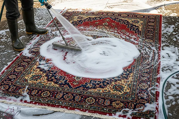 شستن فرش در حیاط